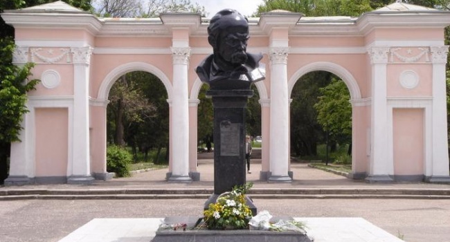 Жители Крыма почтили память Шевченко