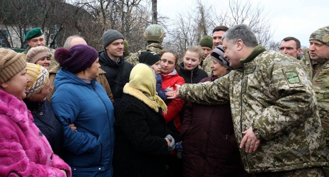 Во время поездки Порошенко в зону АТО его охранникам опять пришлось понервничать