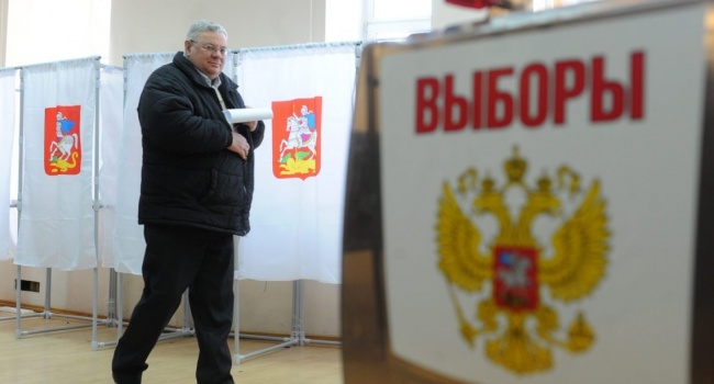 Маразм по-русски: участникам «выборов Путина» в Севастополе вручают «медали» 