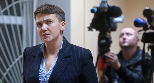 Журналист: нужно срочно убирать улики, потому Савченко решила валять дурака, а точнее дуру – придумывать какие-то небылицы Журналист: нужно срочно убирать улики, потому Савченко решила валять дурака, а точнее дуру – придумывать какие-то небылицы