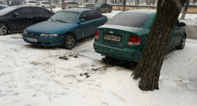 В Одесской области и других регионах выпал желтый снег
