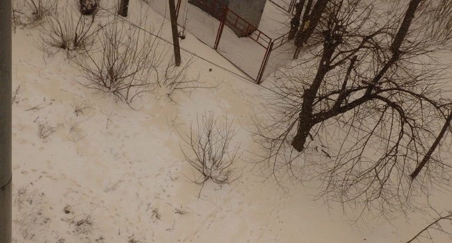 В Одесской области и других регионах выпал желтый снег