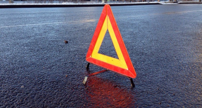 Смертельное ДТП с фурой из Украины: в РФ мародеры второй день воруют рассыпавшуюся лапшу