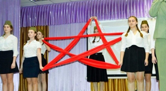 Кримські окупанти залучають дітей до участі у божевільних пропагандистських акціях Кримські окупанти залучають дітей до участі у божевільних пропагандистських акціях