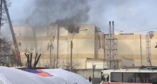 В Кемерово очередной пожар в торговом центре: началась эвакуация пожарных со всех этажей В Кемерово очередной пожар в торговом центре: началась эвакуация пожарных со всех этажей