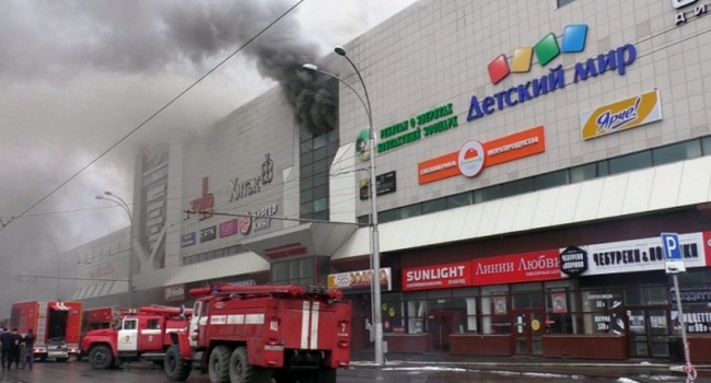 Пожар в ТЦ Кемерово: очевидица происшествия рассказала, как охранники не дали спасти детей