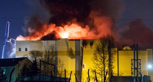 «Почему король в тепле?» В Кемерово тысячи людей вышли на улицы, требуя отставки Путина «Почему король в тепле?» В Кемерово тысячи людей вышли на улицы, требуя отставки Путина