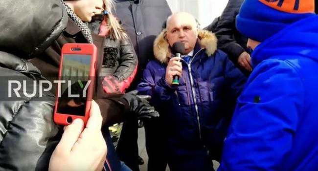 Высокопоставленный чиновник стал на колени перед жителями Кемерово