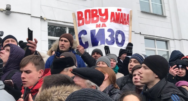 Провокации быть не могло: в России впервые за долгие годы огромная толпа скандирует «Путин – отставка!»