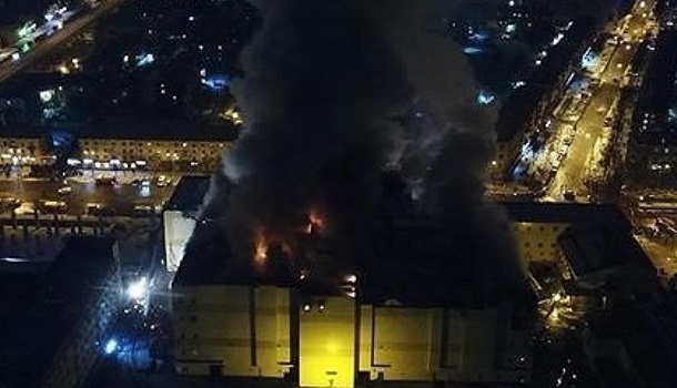 Родственники жертв пожара в Кемерово подали жалобы на спасателей в прокуратуру Родственники жертв пожара в Кемерово подали жалобы на спасателей в прокуратуру