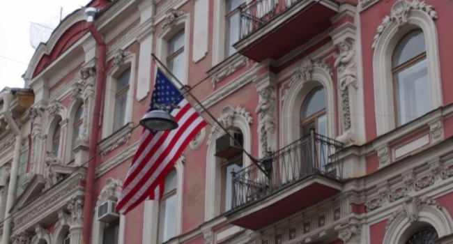 Дипломаты США сняли государственный флаг с генконсульства в Санкт-Петербурге