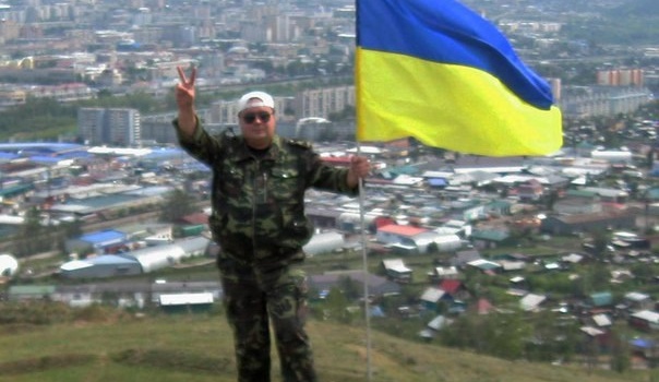 «Вату трясет от бессильной злобы»: в РФ журналисту устроили травлю из-за флага Украины