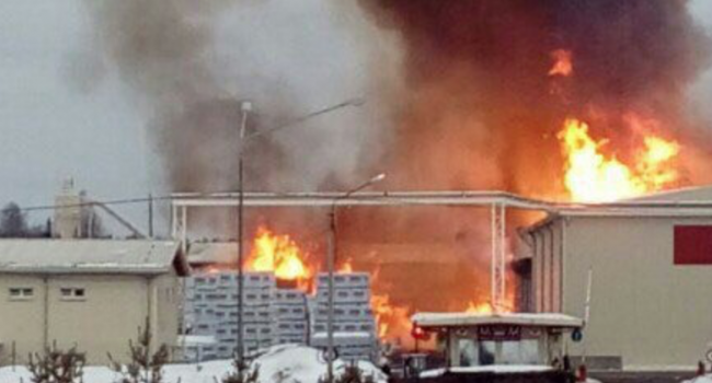 Продолжение пожарной эпопеи в РФ: горит лесопильный завод 