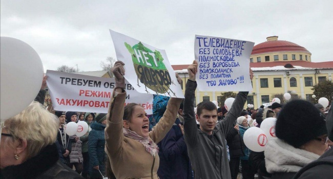 «В Украине – дети, в Сирии – дети! А кто мы?»: на митинге в Подмосковье Путина поставили в неловкое положение «В Украине – дети, в Сирии – дети! А кто мы?»: на митинге в Подмосковье Путина поставили в неловкое положение
