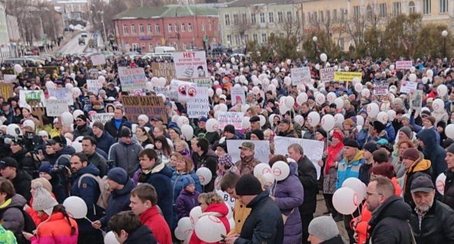 «В Украине – дети, в Сирии – дети! А кто мы?»: на митинге в Подмосковье Путина поставили в неловкое положение «В Украине – дети, в Сирии – дети! А кто мы?»: на митинге в Подмосковье Путина поставили в неловкое положение