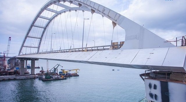В сеть выложили новые снимки Крымского моста