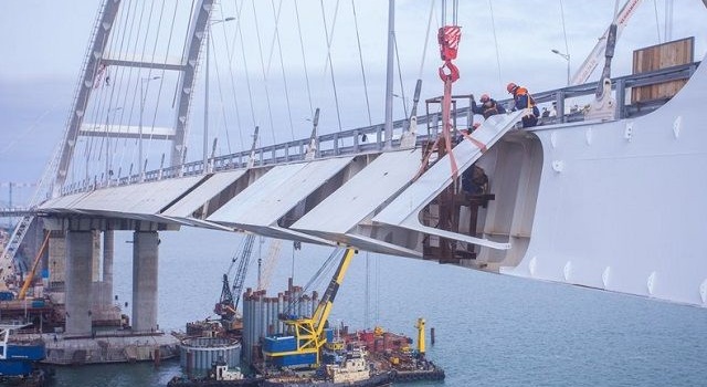 В сеть выложили новые снимки Крымского моста