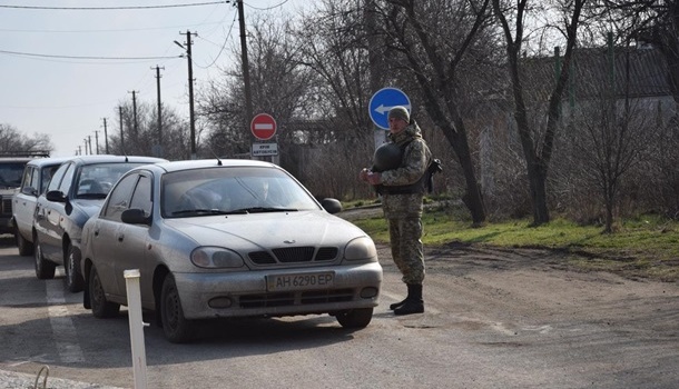 Боевики требуют оплаты за пересечение КПП Боевики требуют оплаты за пересечение КПП