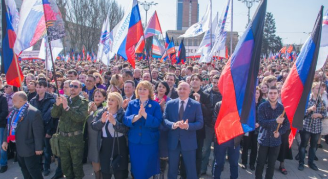Жители Донецка устроили многотысячное шествие в день «провозглашения ДНР»