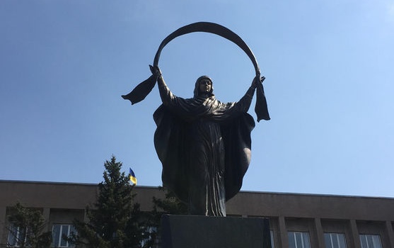 Вместо Ленина – статуя Богородицы: в Кривом Роге появился новый памятник