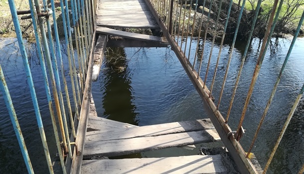 Возле Львова в реку обрушился мост с людьми