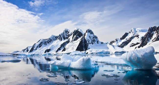  В ледниках Антарктиды обнаружены сотни метеоритов