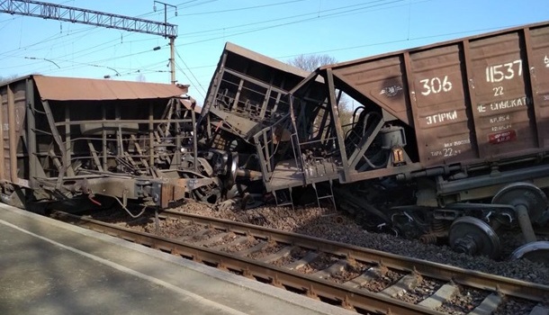 Серьезная авария под Львовом: перевернулся грузовой поезд 