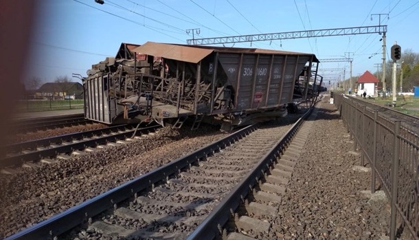 Серьезная авария под Львовом: перевернулся грузовой поезд 