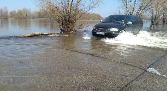 На Киевщине затопило дамбу