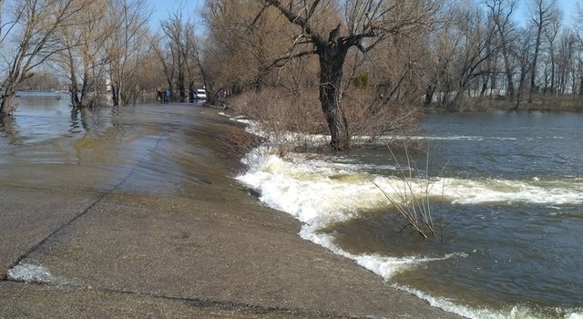 На Киевщине затопило дамбу