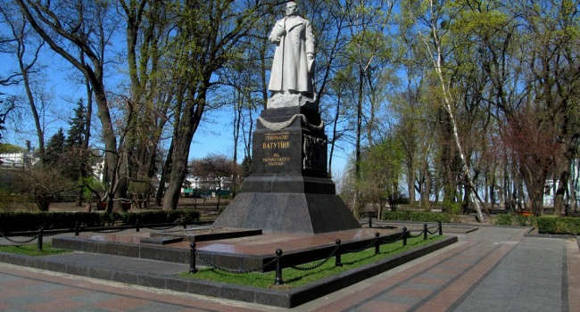 Националисты не дали киевлянам возложить цветы к памятнику Ватутину Националисты не дали киевлянам возложить цветы к памятнику Ватутину
