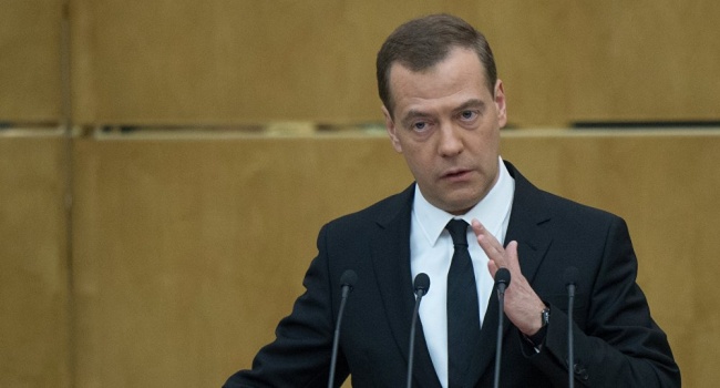 Медведев предложил россиянам отказаться от всего американского, но сам не объяснил, как сможет прожить без Айфона