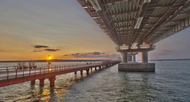 Строительство Крымского моста практически завершено, - фото