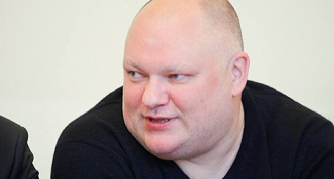 Реакция на санкции: российский депутат растоптал свой iPad Реакция на санкции: российский депутат растоптал свой iPad