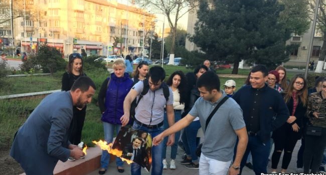 В Крыму оригинально «ответили» на ракетный удар в Сирии сожжением портретов Трампа, Макрона и Мэй В Крыму оригинально «ответили» на ракетный удар в Сирии сожжением портретов Трампа, Макрона и Мэй