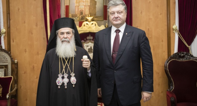 В России со скрежетом на зубах восприняли инициативу Порошенко о единой украинской поместной церкви В России со скрежетом на зубах восприняли инициативу Порошенко о единой украинской поместной церкви