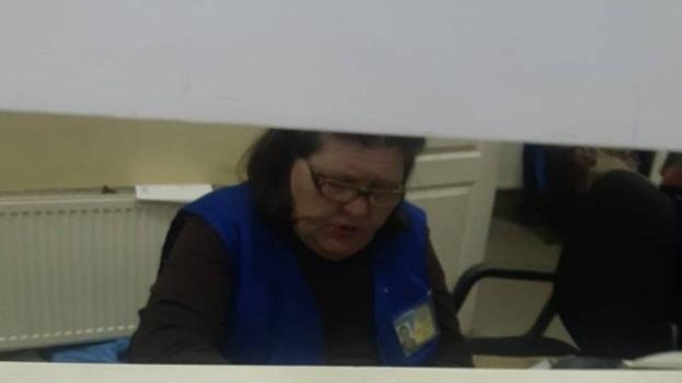 Скандал на вокзале в Одессе: кассир швырнула участнику АТО его удостоверение Скандал на вокзале в Одессе: кассир швырнула участнику АТО его удостоверение