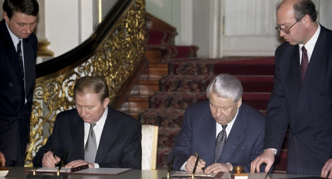 Политолог: сегодня украинцам пришло прозрение, что зря радовались в 1997-ом, подписывая с Россией договор о дружбе Политолог: сегодня украинцам пришло прозрение, что зря радовались в 1997-ом, подписывая с Россией договор о дружбе