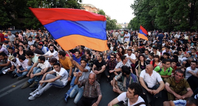Протесты в Армении: оппозиция объявила о блокаде дорог 