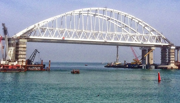 Фактически готов: в сети появились новые фото путинского моста в аннексированный Крым 