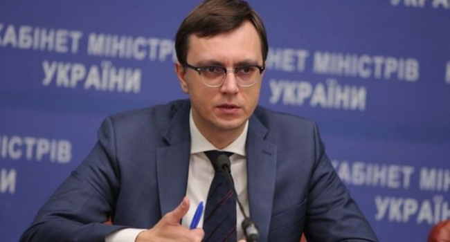 Омелян стал заложником своего пиара – вместо поздравлений получил порцию критики Омелян стал заложником своего пиара – вместо поздравлений получил порцию критики