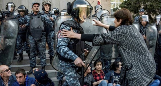 Муждабаев: если революция в Армении победит, «Путин введет войска» и тогда еще на одних «братьев» станет меньше Муждабаев: если революция в Армении победит, «Путин введет войска» и тогда еще на одних «братьев» станет меньше