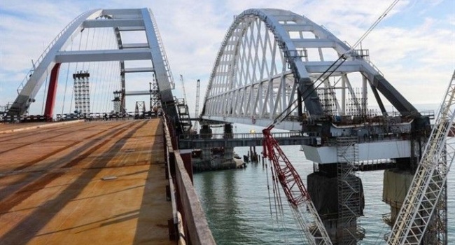 «Прощай, стройка века»: оккупанты столкнулись с новой серьезной проблемой при строительстве Крымского моста (фото)