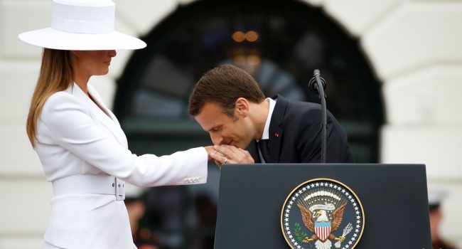 Поцелуй Макрона: президента Франции могут обвинить в феминизме
