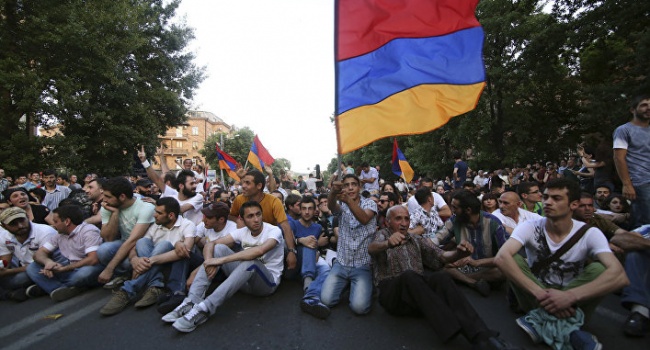Дипломат: на вопрос, есть ли в протестах в Армении антироссийская риторика, ответ однозначен – нет Дипломат: на вопрос, есть ли в протестах в Армении антироссийская риторика, ответ однозначен – нет