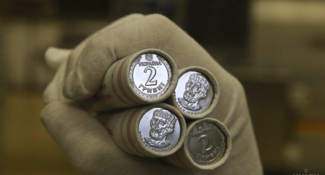 С сегодняшнего дня украинцы могут увидеть в обиходе новые монеты номиналом 1 и 2 гривны С сегодняшнего дня украинцы могут увидеть в обиходе новые монеты номиналом 1 и 2 гривны