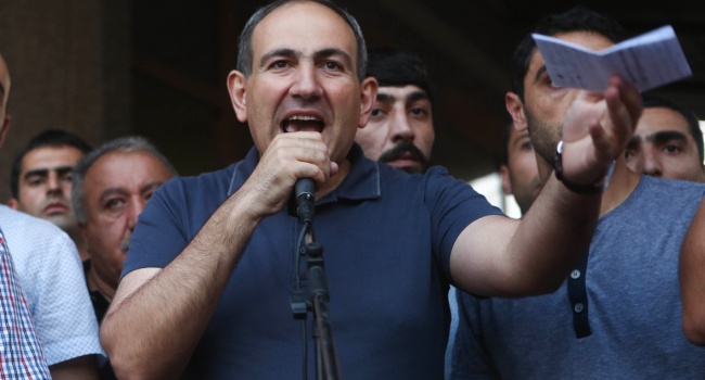 Глава оппозиции Армении согласился на переговоры с властями 
