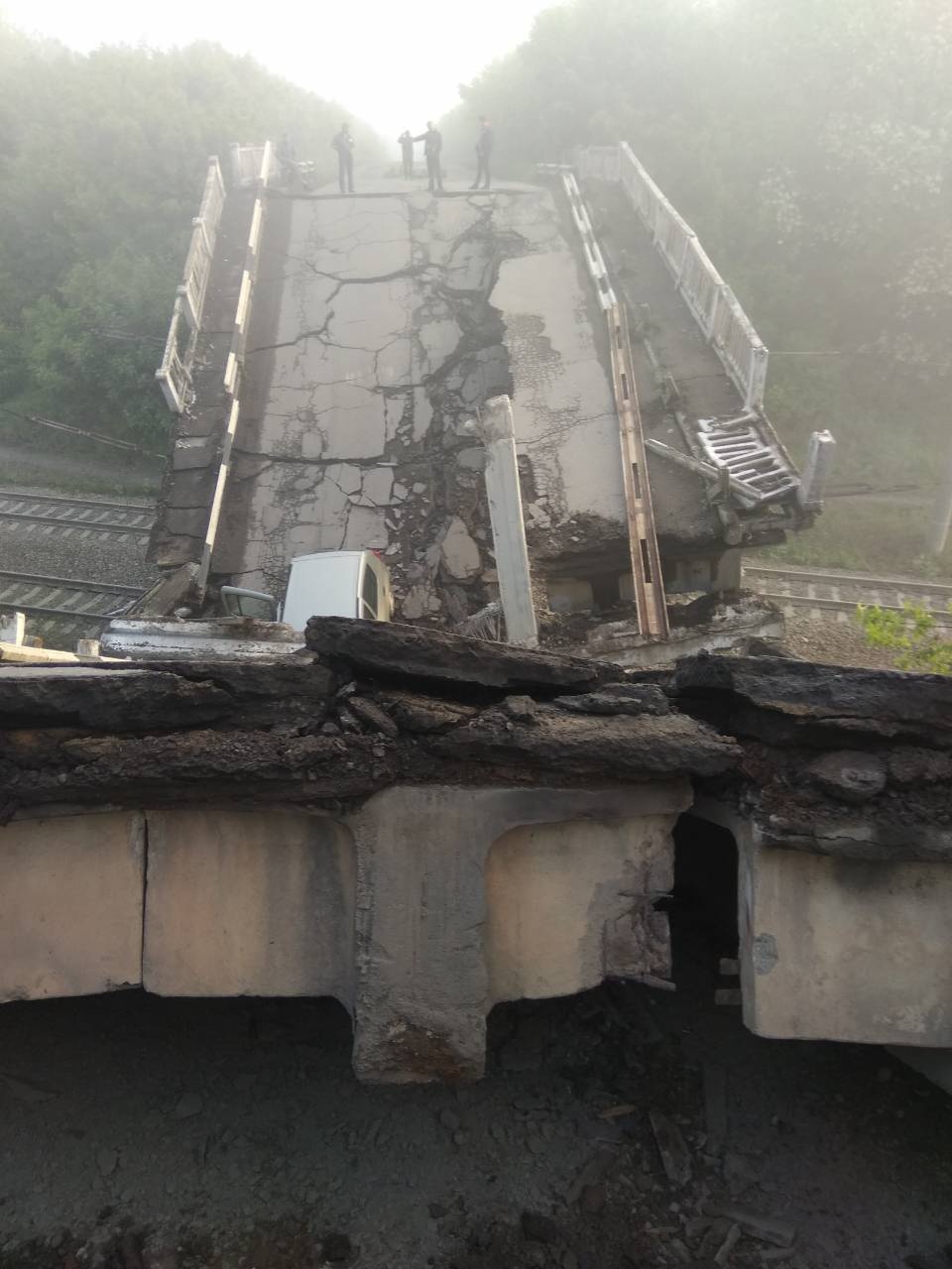 В «ЛНР» взорвали мост стратегического значения: в сети опубликовано фото 