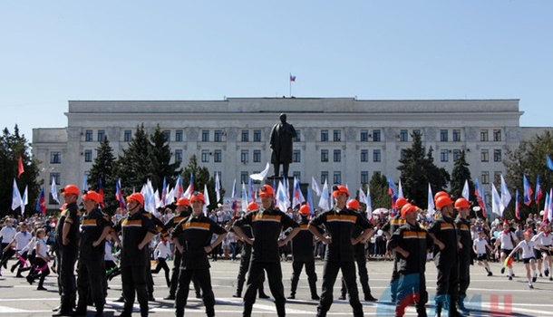 В Луганске организовали «самый массовый» Первомай 