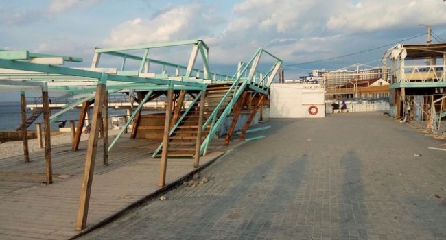 Новый сезон в Крыму: мусорные свалки и заброшенные пляжи